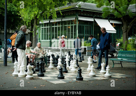 Männer, die Straße Schachspielen im Parc des Bastions in Genf, Schweiz Stockfoto