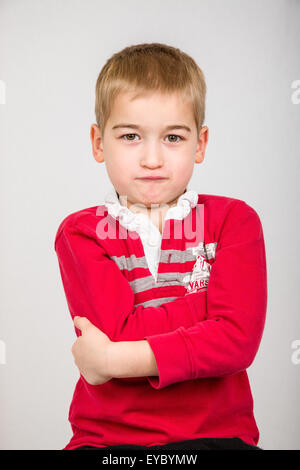 Sechs Jahre alter Junge handeln sehr verärgert Stockfoto