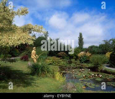 Nationaler Garten Ausstellung Zentrum, Kilquade, Co Wicklow, Irland, See und Skulptur Stockfoto