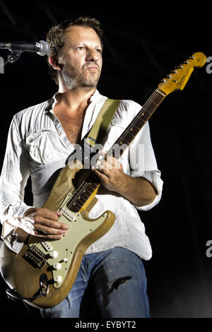 Mailand Italien. 26. Juli 2015. Der belgische Rockband dEUS führt live am CarroPonte während der "European Tour 2015" Credit: Rodolfo weitertransferiert/Alamy Live News Stockfoto