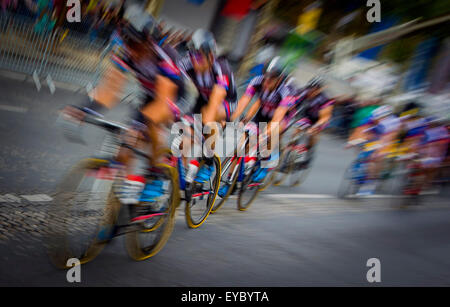 Paris, Frankreich. 26. Juli 2015. Radfahrer konkurrieren während der 21. Etappe Tour de France-Radrundfahrt 2015 in Paris, Frankreich, 26. Juli 2015. Team Sky Rider Chris Froome von Großbritannien beansprucht den Titel der Veranstaltung mit einer Gesamtzeit von 84 Stunden, 46 Minuten und 16 Sekunden. Bildnachweis: Chen Xiaowei/Xinhua/Alamy Live-Nachrichten Stockfoto