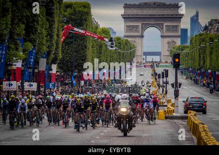 Paris, Frankreich. 26. Juli 2015. Radfahrer konkurrieren während der 21. Etappe Tour de France-Radrundfahrt 2015 in Paris, Frankreich, 26. Juli 2015. Team Sky Rider Chris Froome von Großbritannien beansprucht den Titel der Veranstaltung mit einer Gesamtzeit von 84 Stunden, 46 Minuten und 16 Sekunden. Bildnachweis: Chen Xiaowei/Xinhua/Alamy Live-Nachrichten Stockfoto