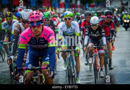 Paris, Frankreich. 26. Juli 2015. Radfahrer konkurrieren während der 21. Etappe Tour de France-Radrundfahrt 2015 in Paris, Frankreich, 26. Juli 2015. Team Sky Rider Chris Froome von Großbritannien beansprucht den Titel der Veranstaltung mit einer Gesamtzeit von 84 Stunden, 46 Minuten und 16 Sekunden. Bildnachweis: Chen Xiaowei/Xinhua/Alamy Live-Nachrichten Stockfoto