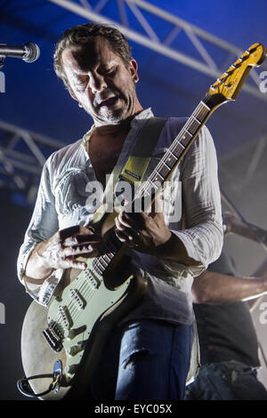 Mailand Italien. 26. Juli 2015. Der belgische Rockband dEUS führt live am CarroPonte während der "European Tour 2015" Credit: Rodolfo weitertransferiert/Alamy Live News Stockfoto