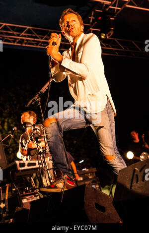 Mailand Italien. 26. Juli 2015. Der belgische Rockband dEUS führt live am CarroPonte während der "European Tour 2015" Credit: Rodolfo weitertransferiert/Alamy Live News Stockfoto