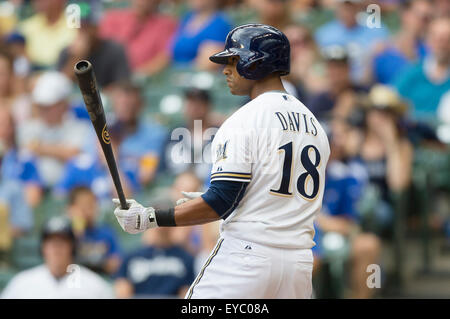 Milwaukee, WI, USA. 22. Juli 2015. Milwaukee Brewers linker Feldspieler Khris Davis #18 an der Platte während der Major League Baseball Spiel zwischen den Milwaukee Brewers und den Cleveland Indians im Miller Park in Milwaukee, Wisconsin. John Fisher/CSM/Alamy Live-Nachrichten Stockfoto