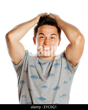 junge hübsche Mann mit Händen isoliert auf Kopf wenig wütend und verwirrt Stockfoto