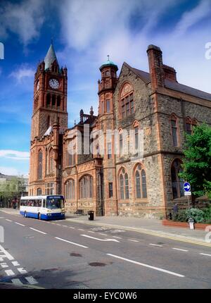 Guildhall, Derry, Co Derry, Irland; 19. Jahrhundert Clock Tower und Rathaus Stockfoto