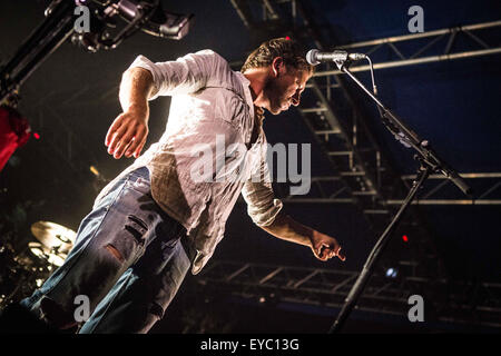 Mailand, Italien. 26. Juli 2015. Tom Barman der belgischen Indie-Rock-Band dEUS abgebildet auf der Bühne, wie sie leben in Carroponte in Sesto San Giovanni. © Roberto Finizio/Pacific Press/Alamy Live-Nachrichten Stockfoto