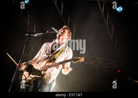 Mailand, Italien. 26. Juli 2015. Tom Barman der belgischen Indie-Rock-Band dEUS abgebildet auf der Bühne, wie sie leben in Carroponte in Sesto San Giovanni. © Roberto Finizio/Pacific Press/Alamy Live-Nachrichten Stockfoto