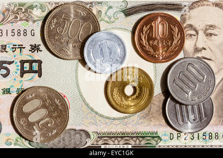 Japanische verschiedene value Yen Münzen auf den Hintergrund der japanischen Banknoten. Stockfoto