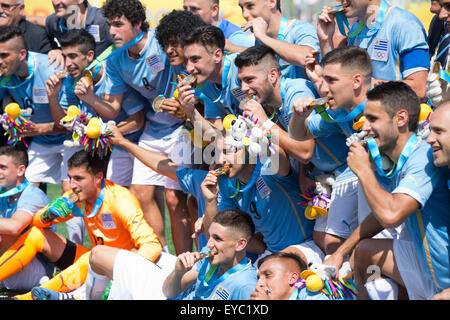 Toronto, Kanada. 26. Juli 2015. Spieler von Uruguay posieren für Fotos während während der Verleihung der Herren Goldmedaille Spiel der Fußball-Event bei den 17. Pan American Games in Toronto, Kanada, 26. Juli 2015. Uruguay besiegte Mexiko 1-0. © Zou Zheng/Xinhua/Alamy Live-Nachrichten Stockfoto