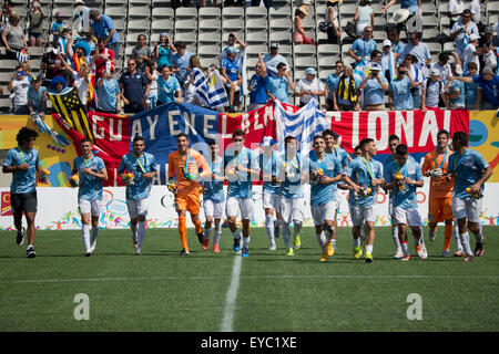 Toronto, Kanada. 26. Juli 2015. Spieler von Uruguay feiern mit Fans während der Verleihung der Herren Goldmedaille Spiel der Fußball-Event bei den 17. Pan American Games in Toronto, Kanada, 26. Juli 2015. Uruguay besiegte Mexiko 1-0. © Zou Zheng/Xinhua/Alamy Live-Nachrichten Stockfoto