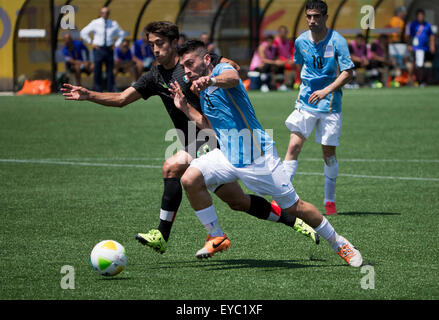 Toronto, Kanada. 26. Juli 2015. Ignacio Gonzalez (2. L) von Uruguay wetteifert mit Jose Abella (L) von Mexiko während der Herren Goldmedaille Spiel der Fußball-Event bei den 17. Pan American Games in Toronto, Kanada, 26. Juli 2015. Uruguay gewann 1: 0. © Zou Zheng/Xinhua/Alamy Live-Nachrichten Stockfoto