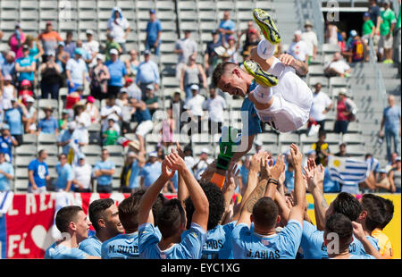 Toronto, Kanada. 26. Juli 2015. Spieler von Uruguay feiern nach der Männer Goldmedaille Spiel der Fußball-Event bei den 17. Pan American Games in Toronto, Kanada, 26. Juli 2015. Uruguay besiegte Mexiko 1-0. © Zou Zheng/Xinhua/Alamy Live-Nachrichten Stockfoto