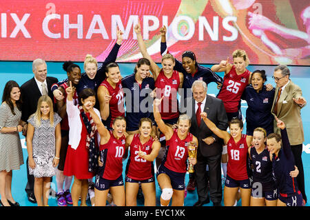 Omaha, NE USA. 26. Juli 2015. Team USA Posen mit Turnier-Ausschussmitglieder nach ihrer 2015 FIVB Frauen Volleyball World Grand Prix Finale zwischen China und den USA CenturyLink Center in Omaha, NE Match. USA (5: 0) gewannen 25-23, 25-19, 25-18.Michael Spomer/Cal Sport Media/Alamy Live News Stockfoto