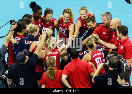 Omaha, NE USA. 26. Juli 2015. Team USA und Trainern zu sammeln, nach dem Gewinn ihrer 2015 FIVB Frauen Volleyball World Grand Prix Finale Match zwischen China und den USA CenturyLink Center in Omaha, NE. USA (5: 0) gewannen 25-23, 25-19, 25-18.Michael Spomer/Cal Sport Media/Alamy Live News Stockfoto