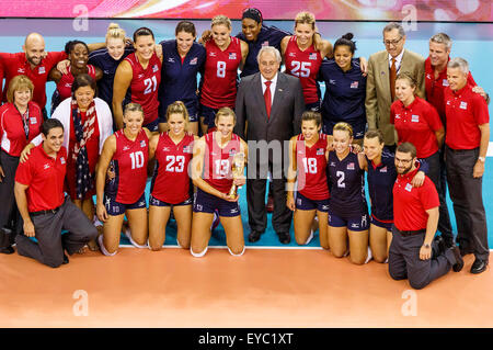 Omaha, NE USA. 26. Juli 2015. Team USA und Trainer stellen mit ihrer Trophäe nach ihrer 2015 FIVB Frauen Volleyball World Grand Prix Finale zwischen China und den USA CenturyLink Center in Omaha, NE Match. USA (5: 0) gewannen 25-23, 25-19, 25-18.Michael Spomer/Cal Sport Media/Alamy Live News Stockfoto