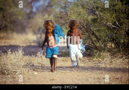 ZWEI KLEINE ABORIGINE-KINDER YUELAMU-ABORIGINES-GEMEINDE (MOUNT ALLAN SCHULE) IM NORTHERN TERRITORY, AUSTRALIEN Stockfoto