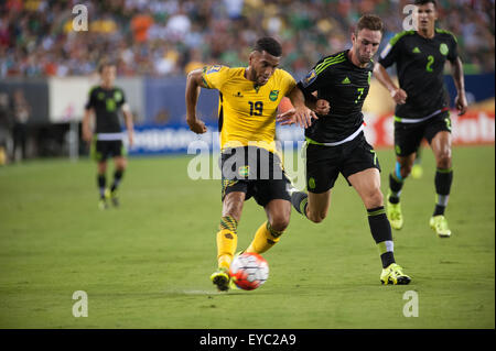 Philadelphia, Pennsylvania, USA. 26. Juli 2015. Jamaika-Spieler, ADRIAN MARIAPPA (19) und Mexiko-Player, MIGUEL LAYUN (7) in Aktion während der Gold Cup Meisterschaft der Gold Cup-Spiel gespielt am Lincoln Financial Field in Philadelphia Pa (Credit-Bild: © Ricky Fitchett über ZUMA Draht) Stockfoto