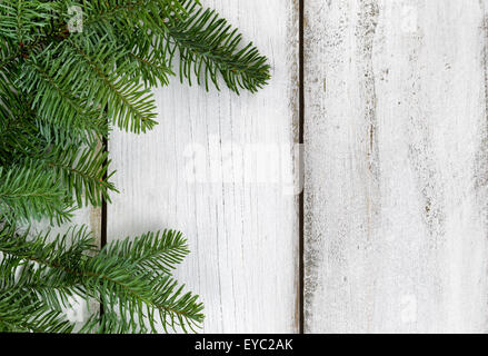 Echte Nobel Tanne Äste auf rustikalen hölzernen Tafeln. Weihnachten Saison Konzept. Stockfoto