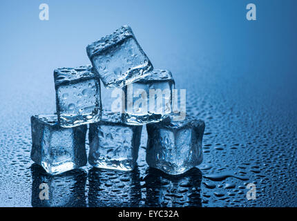 nassen Eiswürfel auf blauem Hintergrund Stockfoto