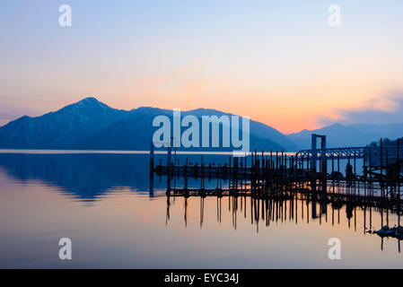 Reflexion des Berges auf einem See Stockfoto