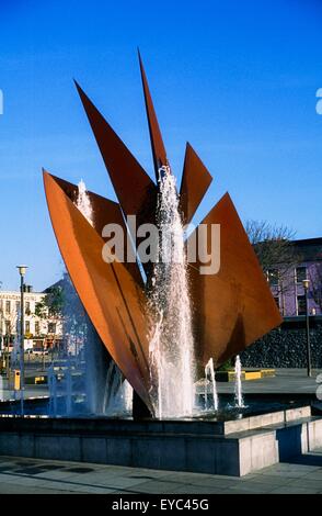 Eyre Square, Galway Stadt, Co. Galway, Irland; Kupfer-Skulptur zeigt das Segel eine Galway Hooker Stockfoto