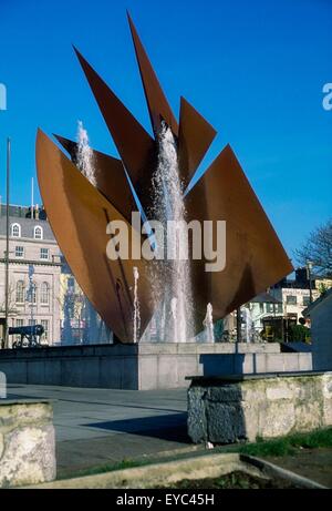 Eyre Square, Galway Stadt, Co. Galway, Irland; Kupfer-Skulptur zeigt das Segel eine Galway Hooker Stockfoto