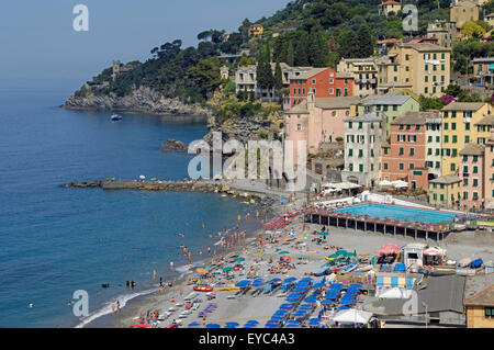 ein Blick auf den Strand von Sori, Ligurien Stockfoto