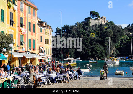 Harbourside Cafés in das malerische Fischerdorf Portofino an der italienischen Riviera Stockfoto