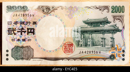 Japan 2000 yen Banknote. Rückseite der Hinweis zeigt die Shureimon von Shuri Castle. Unpopuläre beachten Sie, wie die meisten Automaten nicht akzeptieren. Stockfoto