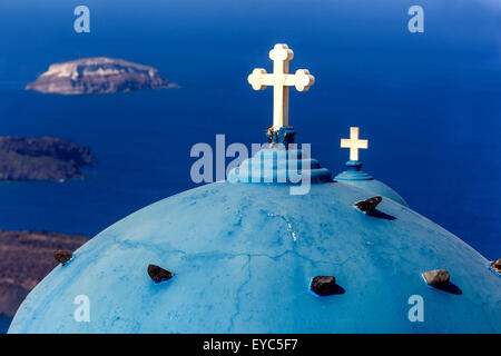 Anastasi Kirche in Imerovigli, Santorini blaue Kuppel Kirche mit zwei Kreuzen Griechenland Detail griechische Insel Stockfoto