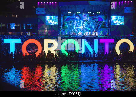 Toronto, Kanada. 26. Juli 2015. Atemberaubendes Feuerwerk am Rathaus und Cn Tower in Toronto, auf Schlussfeier von Pan bin Games. Bildnachweis: NISARGMEDIA/Alamy Live-Nachrichten Stockfoto