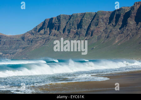 Famara Strand und Gebirge. Lanzarote, Provinz Las Palmas, Kanarische Inseln, Spanien, Europa. Stockfoto