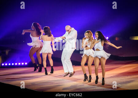 Toronto, Ontario, Kanada. 26. Juli 2015. Amerikanischer Sänger PITBULL führt bei Pan American Games 2015 Abschlussfeier im Rogers Centre, Toronto, Kanada. Bildnachweis: Igor Vidyashev/ZUMA Draht/Alamy Live-Nachrichten Stockfoto