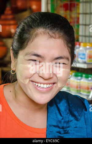 Fröhliches Shan Mädchen im Markt am Inle-See, Myanmar Stockfoto