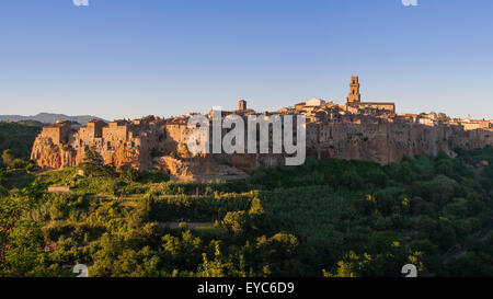 Panoramablick auf Pitigliano berühmte Dorf der Toskana Maremma in das warme Licht des Sonnenuntergangs. Dieses Dorf wurde auf dem oberen o gebaut. Stockfoto