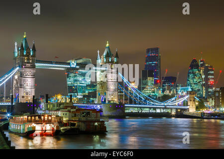 Tower Bridge, die Gebäude der Stadt und die Themse bei Nacht. London, Vereinigtes Königreich, Europa. Stockfoto