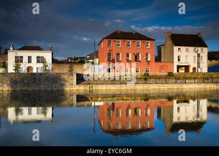 John's Quay & Fluss Nore, Kilkenny Stadt, Grafschaft Kilkenny, Irland; Gebäude der Stadt von Riverside Stockfoto