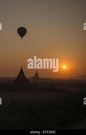 Sonnenaufgang mit Ballons über die Tempel von Bagan, Myanmar Stockfoto