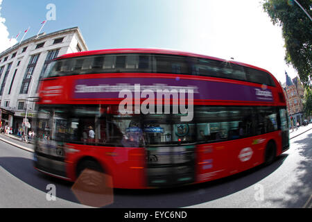 High Street Kensington u-Bahnstation mit der Straße im Vordergrund. Stockfoto