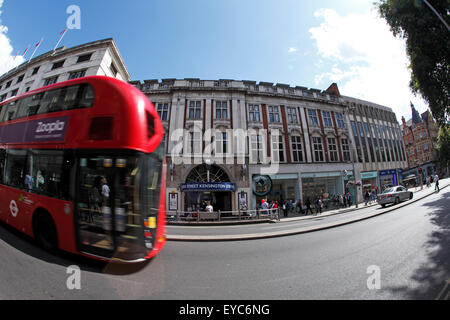 High Street Kensington u-Bahnstation mit der Straße im Vordergrund. Stockfoto