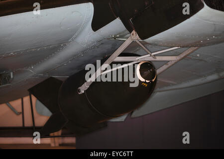 Bombe unter einem Sturzkampfbomber Junkers JU-88 Stuka hängen. Deutsche Bomber der deutschen Luftwaffe Stockfoto