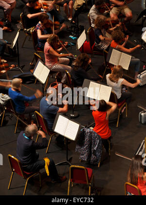 Violine-Abschnitt in einem Orchester in der Probe Stockfoto