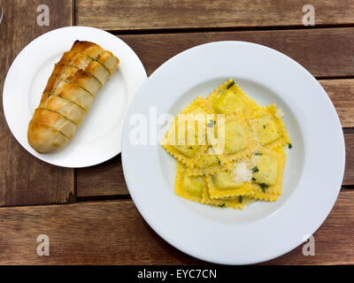 Pub Mittagessen Ravioli Pasta gefüllt mit Spinat und Ricotta-Käse mit Flocken Parmesan und Knoblauchbrot Stockfoto