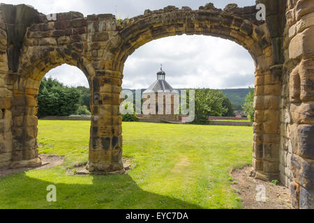 Der alte Eingang zum 14. Jahrhundert Augustiner Klosters in Guisborough umrahmen das Taubenhaus Stockfoto