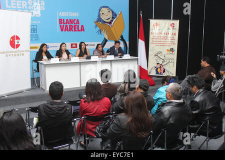 Lima, Peru. 26. Juli 2015. Soziale Entwickler, Unternehmer und Lehrer Cris Ochoa (2. L) beteiligt sich an dem Seminar "A Young Vision von der Volksrepublik China im Rahmen der Möglichkeiten der Entwicklung und Unternehmertum basierend auf das Freihandelsabkommen zwischen den beiden Ländern", in Lima, Hauptstadt von Peru, am 26. Juli 2015. Das Seminar fand im Rahmen der 20. International Book Fair Lima vom 17. Juli bis Aug. 2 statt. © Luis Camacho/Xinhua/Alamy Live-Nachrichten Stockfoto