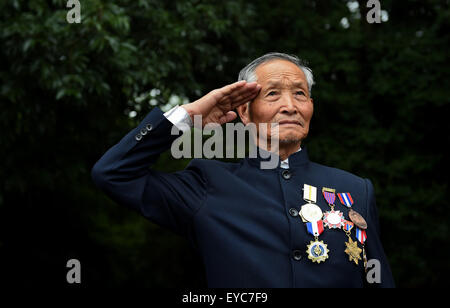 (150727)--Peking, 27. Juli 2015 (Xinhua)--Lu Caiwen trauert um die Soldaten während der Schlacht gegen die japanische Invasion in Tengchong, Südwesten der chinesischen Provinz Yunnan, 21. Juli 2015 geopfert.     Stehend auf dem Guoshang Friedhof in Tengchong County der Yunnan Provinz, Lu Caiwen, ein 90 Jahre Alter Veteran, hob seine Rechte Hand langsam zu Ehren seiner Kameraden Mitstreiter im Kampf auf dem Schlachtfeld im westlichen Yunnan Provinz 70 Jahren gestorben.     Lu war ein Intelligenz-Informationen-Sammler, eine risikoreiche Arbeit während das chinesische Volk Krieg des Widerstands gegen japanische Aggressio Stockfoto