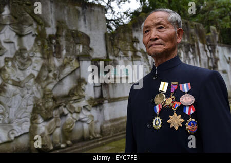 (150727)--Peking, 27. Juli 2015 (Xinhua)--Lu Caiwen trauert um die Soldaten während der Schlacht gegen die japanische Invasion in Tengchong, Südwesten der chinesischen Provinz Yunnan, 21. Juli 2015 geopfert.     Stehend auf dem Guoshang Friedhof in Tengchong County der Yunnan Provinz, Lu Caiwen, ein 90 Jahre Alter Veteran, hob seine Rechte Hand langsam zu Ehren seiner Kameraden Mitstreiter im Kampf auf dem Schlachtfeld im westlichen Yunnan Provinz 70 Jahren gestorben.     Lu war ein Intelligenz-Informationen-Sammler, eine risikoreiche Arbeit während das chinesische Volk Krieg des Widerstands gegen japanische Aggressio Stockfoto